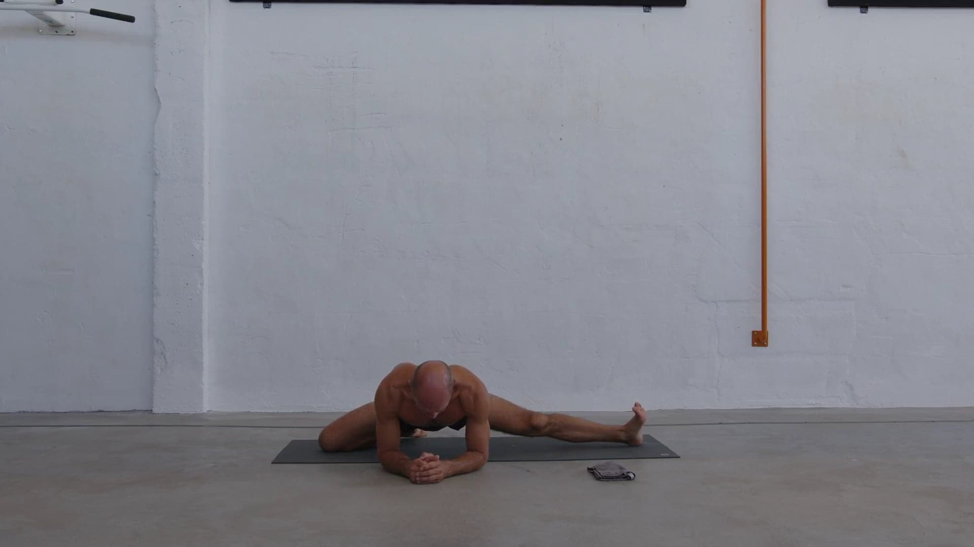 Mat base primal with active hip opening